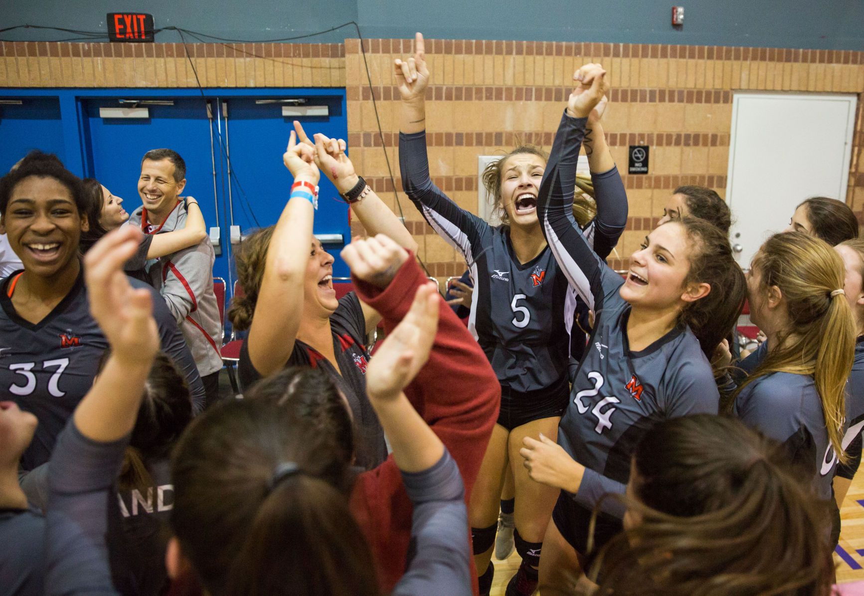 br.divisionIIIvolleyball.111117.018.JPG